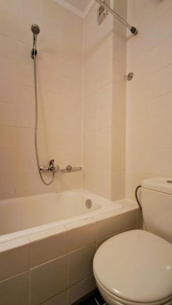 Maleme MIT VIDEO: Kreta, Maleme: Erdgeschoss-Apartment mit 2 Schlafzimmern, Garten und Gemeinschaftspool, nur wenige Schritte vom